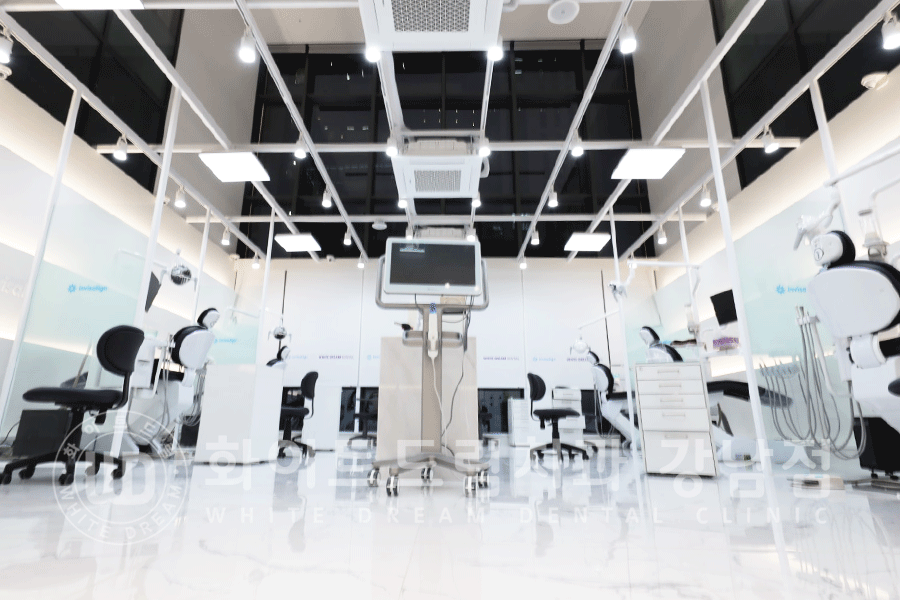 강남역 원데이 라미네이트 "유튜브 촬영하는데 치아가 신경 쓰여요" #강남화이트드림치과 관련 이미지 1