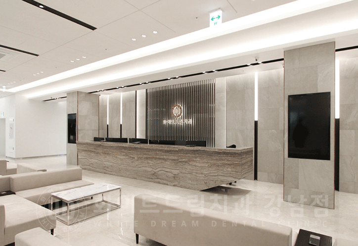 강남역 전체임플란트 치과 "치아가 심하게 흔들려요." 심한 치주염 임플란트 치료 관련 이미지 1