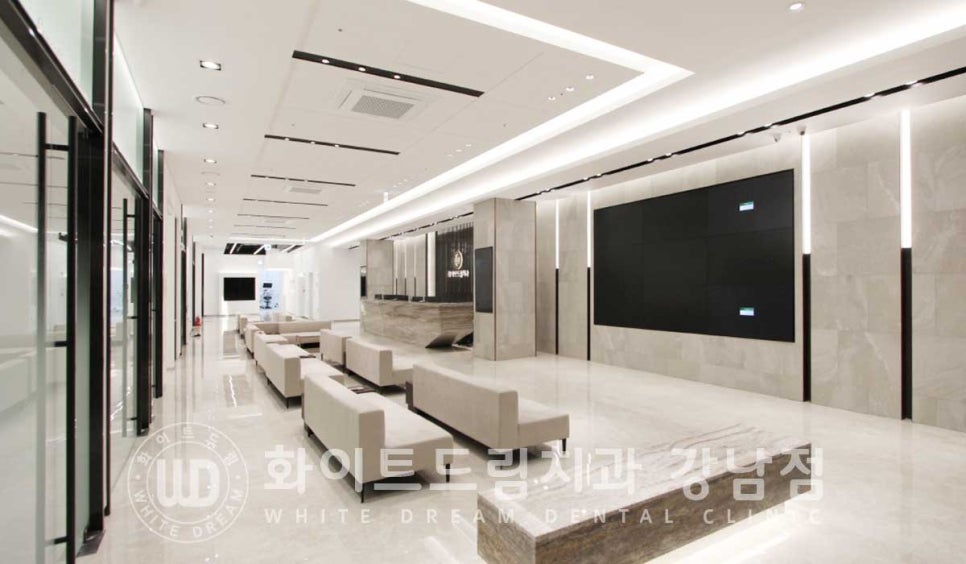 앞니 충치 라미네이트 치료 / "옆 크라운과 치아 색상을 맞추고 싶어요" 관련 이미지 1