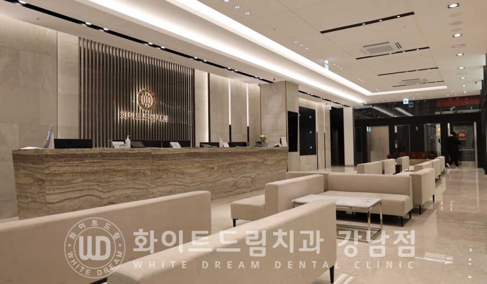 앞니라미네이트 교체 "5년 전에 한 라미네이트가 뻗쳐 보여요" 예쁘게 치료할 수 있나요? 관련 이미지 15