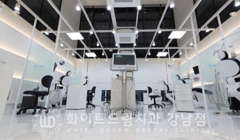 앞니 레진변색 "너무 지저분해 보여요." 라미네이트로 깔끔하게 교체한 치료 사례 관련 이미지 3