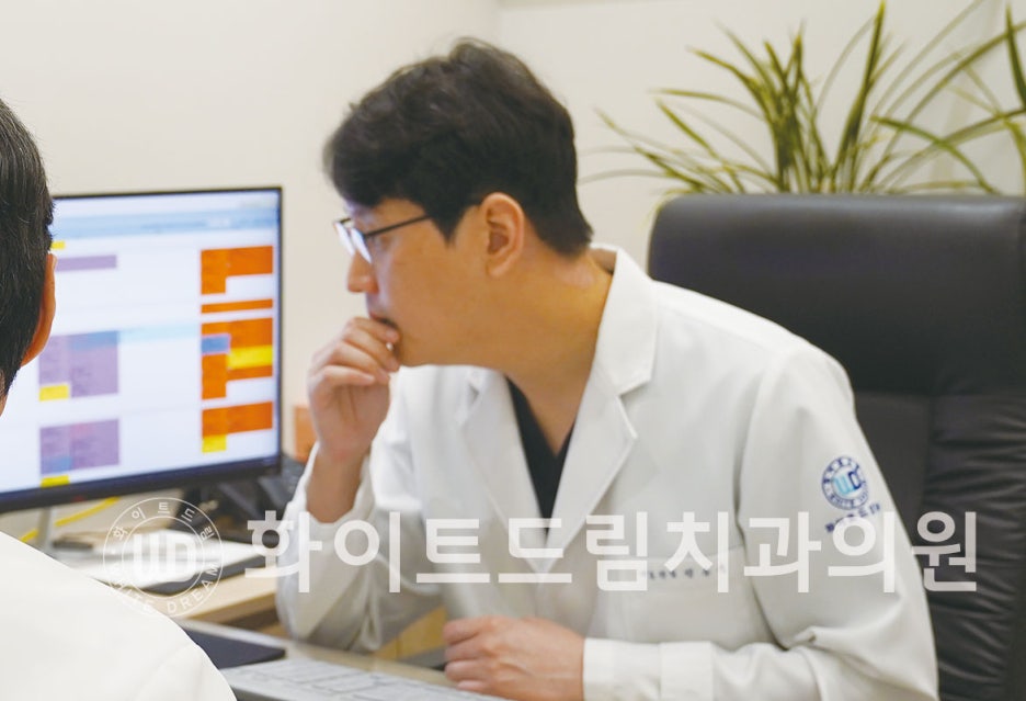 강남역앞니치과 / "신경치료한 치아가 누렇게 변했어요." 신경치료 후 변색된 치아, 어떻게 치료하나요? 관련 이미지 10