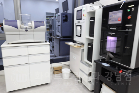 강남역 주변 치과 "10년 된 앞니가 변색됐어요" 앞니 심미 치료 관련 이미지 13