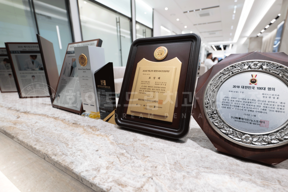 신경치료 후 크라운을 해야 하는 이유 / 크라운을 안 해 부러진 치아 임플란트 치료 case 관련 이미지 1