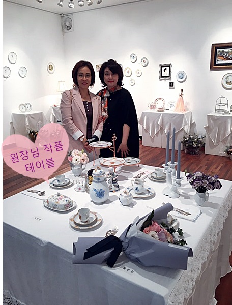 그녀의 사생활, 홍원 장님의 포슬린 페인팅 전시회 관련 이미지 7