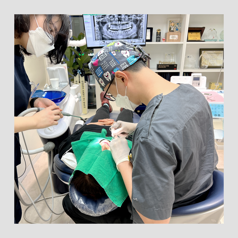 치과의사를 가르치는 김영삼 원장님, 강남 임플란트 사랑니발치 세미나 수료식 관련 이미지 4