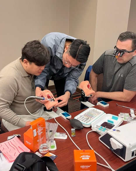 박영민 원장님의 임플란트&사랑니발치 라이브서저리 패컬티 참여 in Mexico🧑&zwj;⚕️/ 강남레옹치과 임플란트 관련 이미지 3