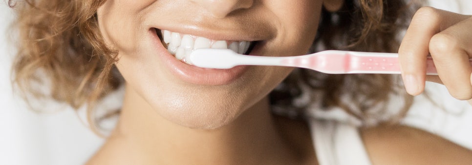 최소삭제 라미네이트 &lsquo;뉴티스&rsquo;의 시술 후 관리방법은? / 양치질, 치실 사용방법 / 강남레옹치과 관련 이미지 10