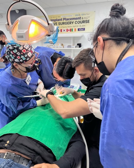 박영민 원장님의 임플란트&사랑니발치 라이브서저리 패컬티 참여 in Mexico🧑&zwj;⚕️/ 강남레옹치과 임플란트 관련 이미지 5