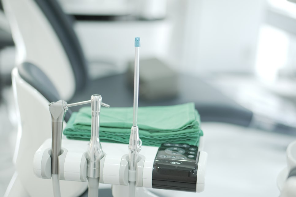 The Difference Between Veneers and Crowns Explained by a Dentist at Sinnonhyeon Station! Which Treatment Is Better? image 4