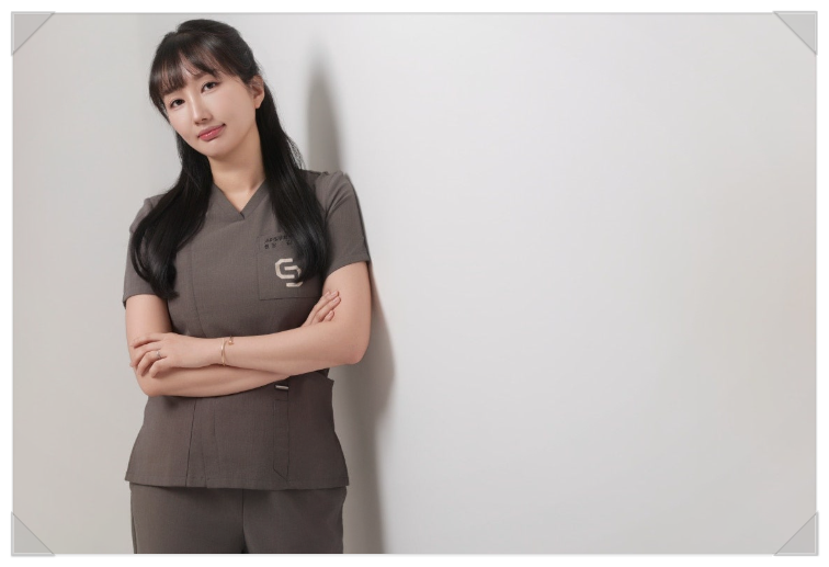 쁘띠 치아 성형 심미치과 고민이시라면? 레진 vs 라미네이트 치료 전 꼭 확인해야 할 3가지 (신사역치과) 관련 이미지 2