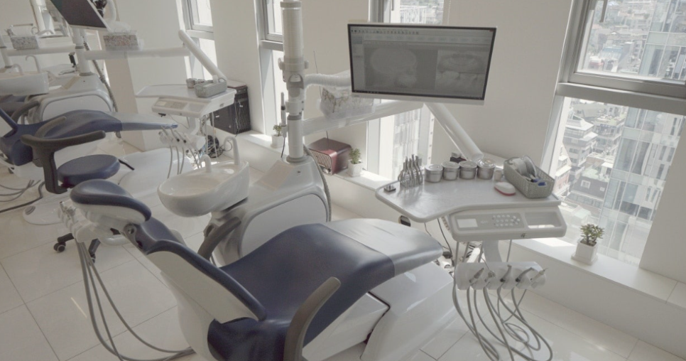 Can I Get Dental Veneers with the Shape of My Gums and Teeth? image 4