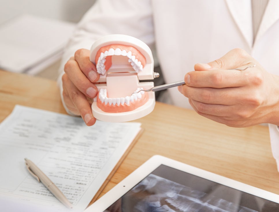 For front tooth treatment with laminate in Nonhyeon-dong, which is better: no-prep or minimal-prep? image 1