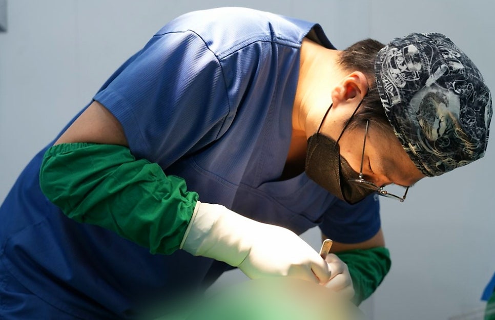 Honest Advice from a Plastic Surgeon on Finding a Good Clinic for Middle-Aged Eye Surgery image 11
