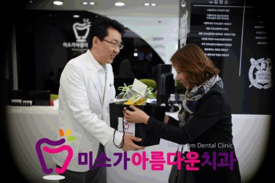 [미소가아름다운치과] 미소치과 교정 후기 촬영모습 관련 이미지 1