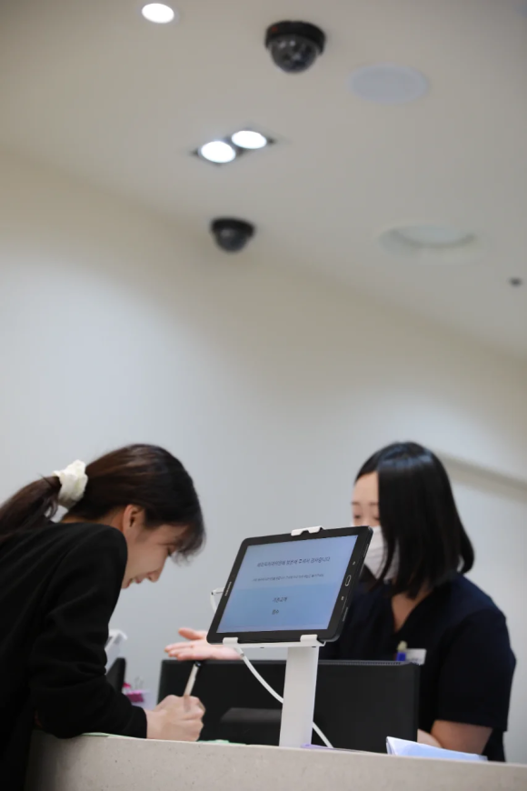 강남 교정, 브라켓·인비절라인부터 치료 기간과 유지 장치까지 | 세라믹치과 관련 이미지 8