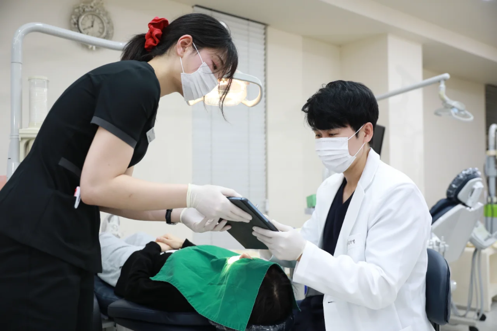 50대 치아교정, 브라켓 vs 투명교정 — 나이보다 먼저 확인해야 할 적용 조건과 한계 관련 이미지 4