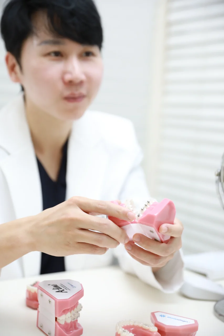 라미네이트 vs 치아교정, 앞니 벌어짐·비뚤어짐에는 뭐가 맞을까? — 언주역 치과 관련 이미지 2