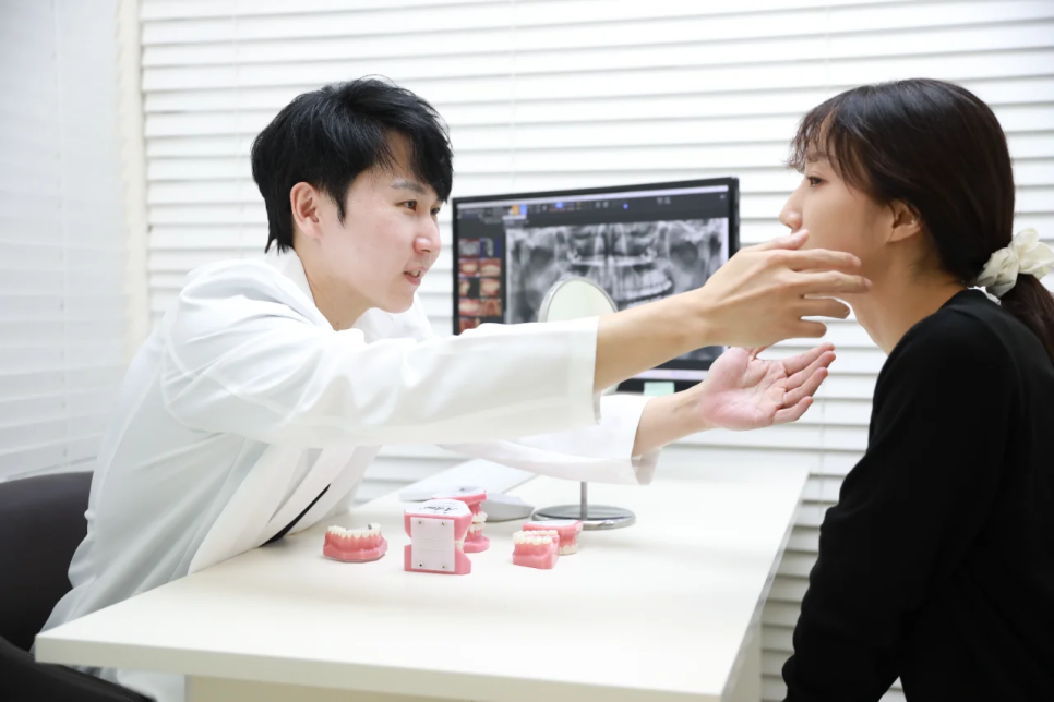 얼굴 비대칭, 꼭 수술해야 할까? 원인별 치료 가이드 관련 이미지 2