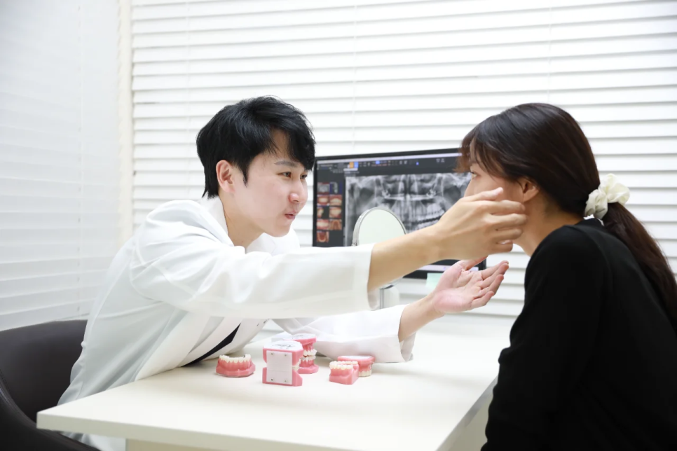 치아 성형 vs 치아 교정, 앞니가 삐뚤 때 무엇을 선택해야 할까? 관련 이미지 3