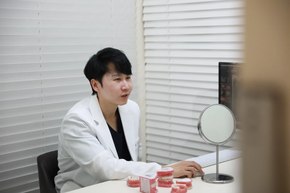 학동 치과에서 알려드리는 고령자 임플란트, 나이 제한이 있을까? 관련 이미지 4