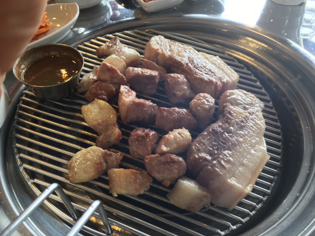 서귀포이세상에서 흑돼지 근고기를 가장 맛있게 굽는 남자 관련 이미지 9