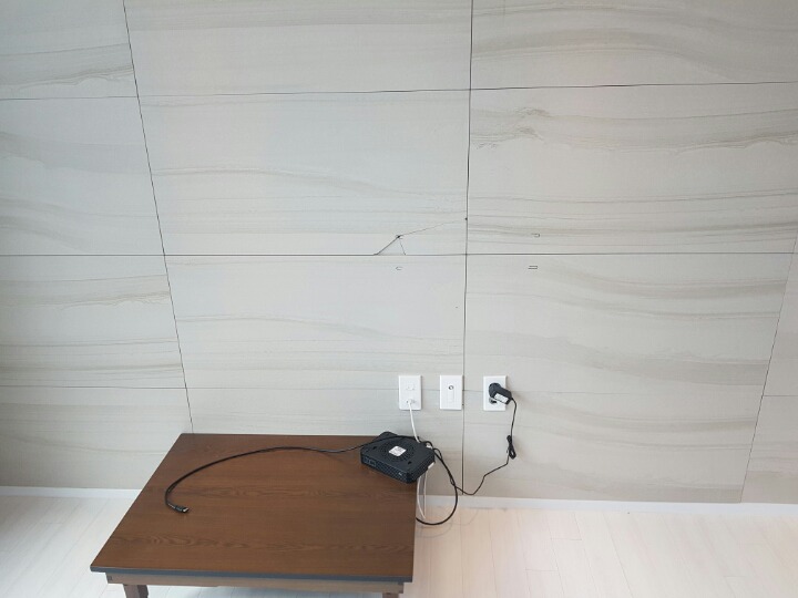 벽걸이티비 설치 주의 하세요. 타일벽이 깨졌어요. 관련 이미지 3