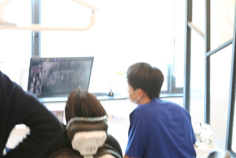 발치 후 임플란트 꼭 해야하는 이유 (잇몸뼈 소실, 쓰러짐, 정출) 관련 이미지 9