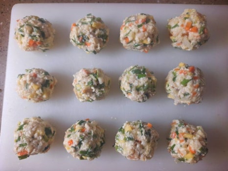 동글동글 만두피가 없는 굴림만두요리입니다. 관련 이미지 5