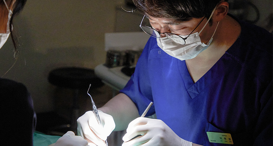 임플란트 브릿지와 크라운 수복으로 치아 기능을 회복시킨 증례 관련 이미지 23