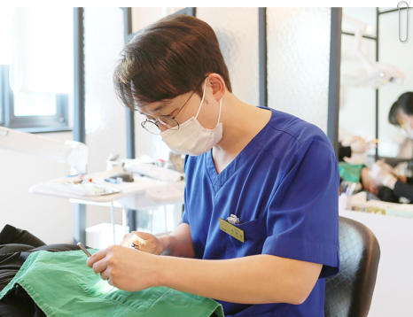 라미네이트전후 치아의 가지런한 정도와 밝기 차이 확인하기 관련 이미지 16