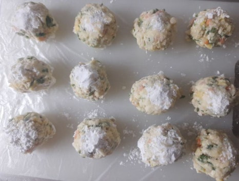 동글동글 만두피가 없는 굴림만두요리입니다. 관련 이미지 6