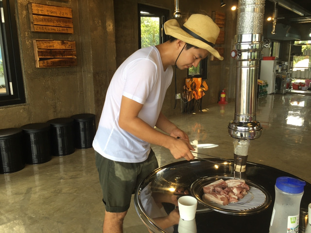 서귀포이세상에서 흑돼지 근고기를 가장 맛있게 굽는 남자 관련 이미지 7