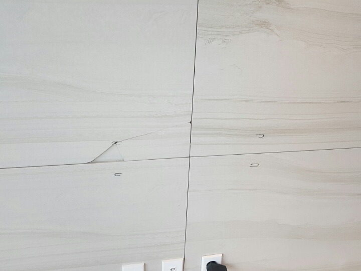 벽걸이티비 설치 주의 하세요. 타일벽이 깨졌어요. 관련 이미지 2