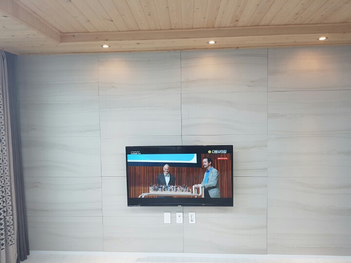 벽걸이티비 설치 주의 하세요. 타일벽이 깨졌어요. 관련 이미지 5