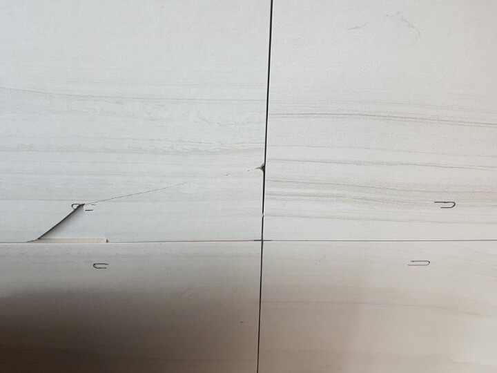 벽걸이티비 설치 주의 하세요. 타일벽이 깨졌어요. 관련 이미지 4