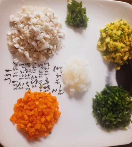 동글동글 만두피가 없는 굴림만두요리입니다. 관련 이미지 2