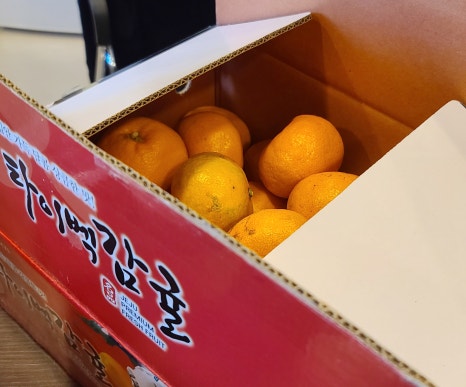 환자분들께서 선물해 주신 새콤한 귤과 음료들! 관련 이미지 3