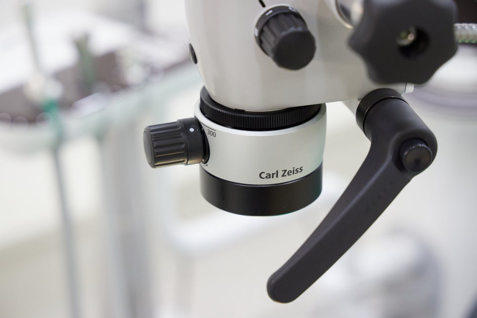 If a Tooth That Underwent Root Canal Treatment Starts Hurting Again at a Yeongdeungpo Dental Clinic: Why Microscope-Assisted Root Canal Retreatment May Be Needed image 3